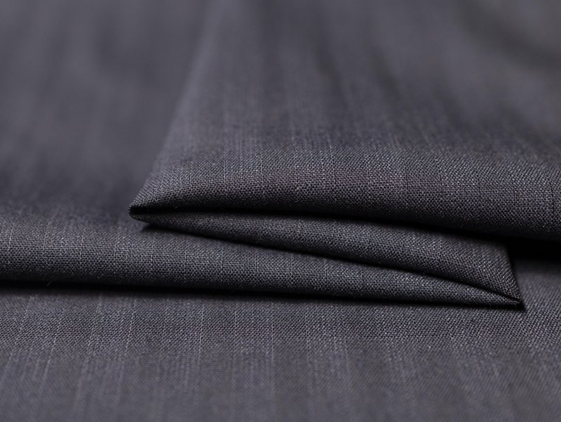 针织布（Knit Fabric）在英语中指的是通过针织方法制成的织物。这种织物以其柔软、舒适的特点而受到广泛欢迎。